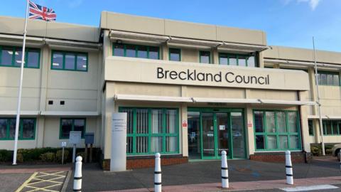 Breckland Council spends £90k on car park charges scheme - BBC News