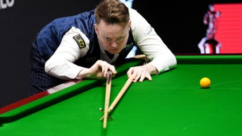 Shaun Murphy plays a shot with the rest