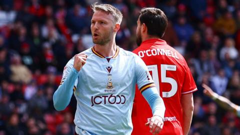 Nick Powell scores for Bradford