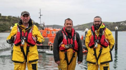 Richard Clayton (left) and Iain Dundas (right), with coxswain Chris Winzar (middle)