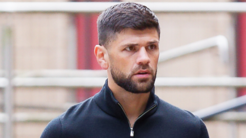 Joe Cordina yn cyrraedd Llys Ynadon Caerdydd ddydd Mawrth