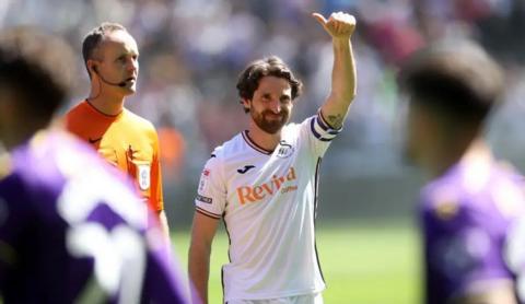 Joe Allen yn ffarwelio yn ystod ei gêm olaf gyda'r Elyrch