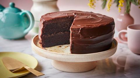 easy chocolate cake with chocolate icing 