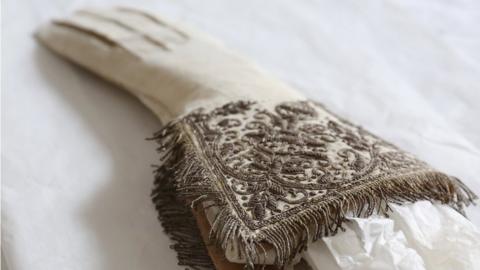 Elizabeth I coronation glove