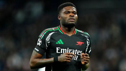 Thomas Partey playing for Arsenal 