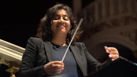 Maria Badstue conducting in Mumbai