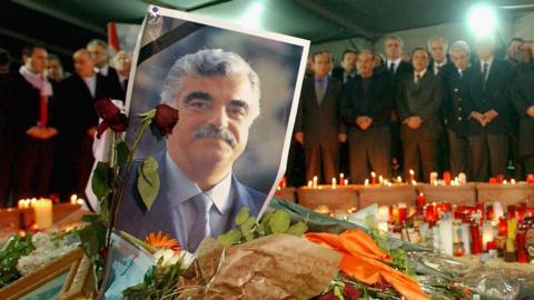 Lebanese men mourn at the grave of Rafik Hariri (21/02/05)