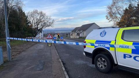 Càr poilis faisg air far an deach Iain MacPhàrlain a mhurt ann an Inbhir Nis