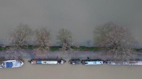 Flooding near narrow boats Oxford