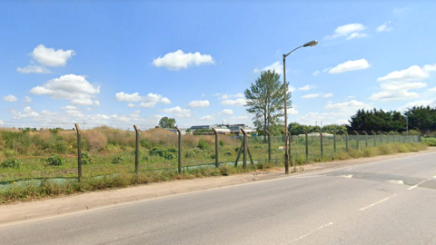 Road passing through vacant industrial estate in Hallen