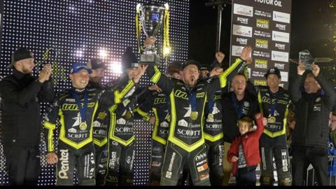 Ipswich Witches receive the Premiership title trophy