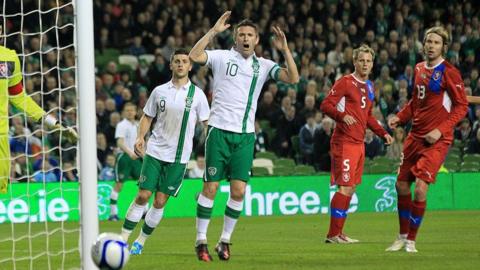 Robbie Keane gasps as the ball narrowly goes past the post