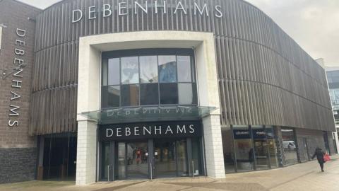 Hen siop Debenhams Wrecsam