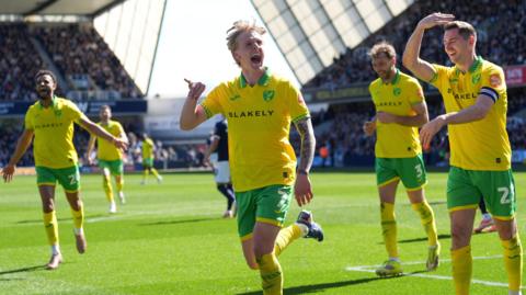 Pelle Mattsson of Norwich City celebrates scoring the equalising goal against Millwall with his team mates