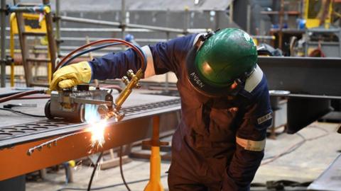 Neach ag obair le uidheamachd