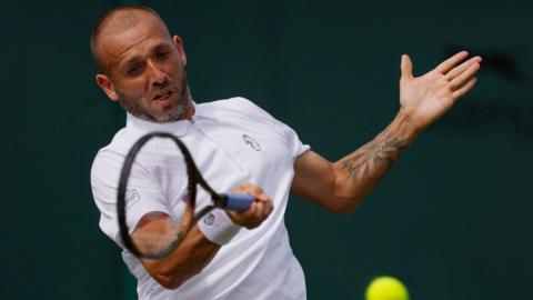Dan Evans plays a forehand