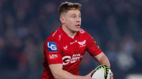 Sam Costelow in action for Scarlets