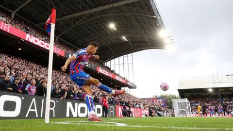 Yeremy Pino takes a corner for Cystal Palace against Sunderland
