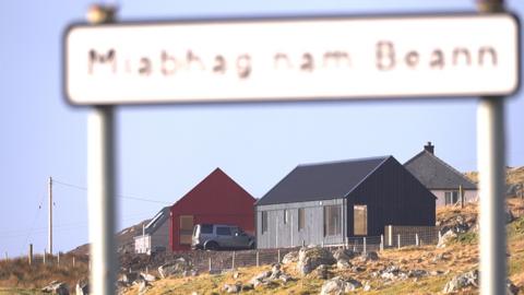 Soidhne Meabhag nam Beann le na taighean aig Sealladh Scourst