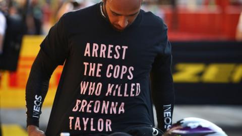 Lewis Hamilton wears a t-shirt in tribute to Breonna Taylor