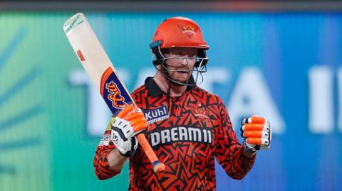 Heinrich Klaasen raises his bat to celebrate a half-century against Rajasthan Royals