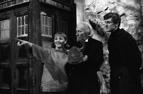 Peter Purves, with Maureen O'Brien and William Hartnell standing outside the Tardis