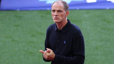 Thomas Tuchel clasps his hands together 