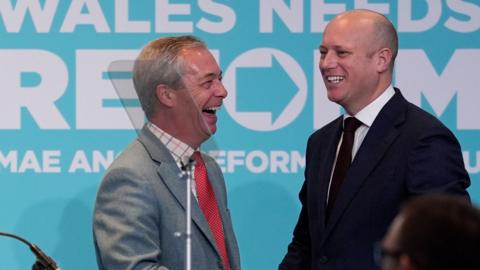 Nigel Farage yn croesawu Dan Thomas