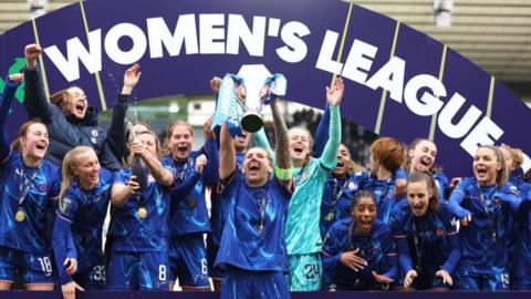 An image of Chelsea players lifting the League Cup