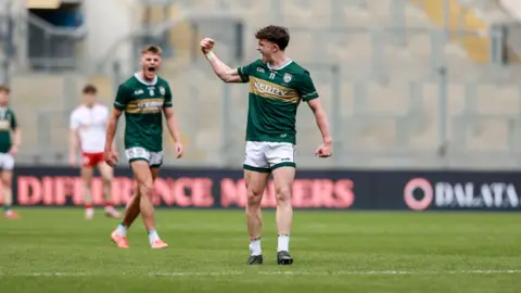 Kerry celebrate point