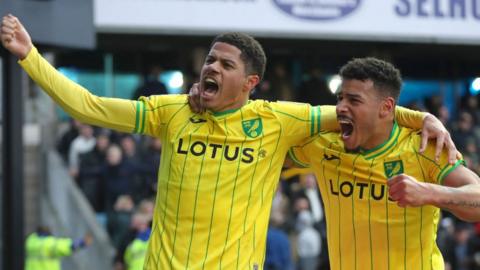 Gabriel Sara of Norwich celebrates with Onel Hernandez (r) after scoring their third goal