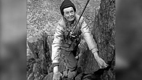 Nea Morin ar Glogwyn y Grochan, Bwlch Llanberis, yn 1941