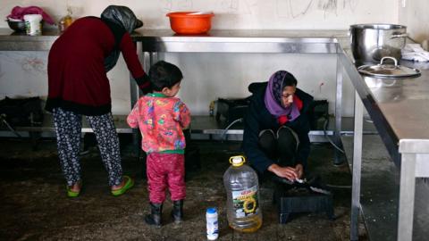 Women cooking at Oinofyta refugee camp, north of Athens, 13 Mar 17