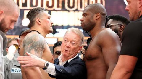 Frank Warren gets between Oleksandr Usyk and Daniel Dubois