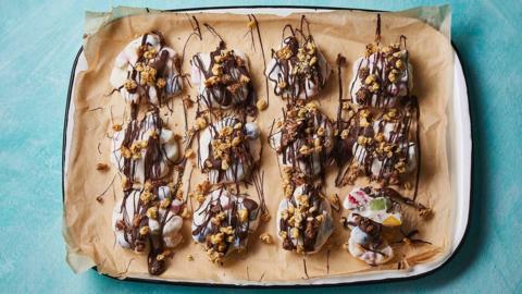 An enamel dish with 8 frozen yoghurt bites, covered in chocolate drizzle