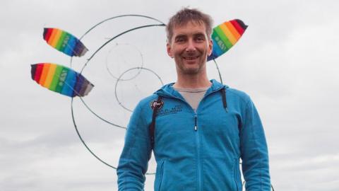 At his home on the Shetland Islands, engineer Rod Read builds homemade spinning kite turbines which can generate clean electricity.