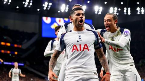Cristian Romero celebrates with Tottenham players