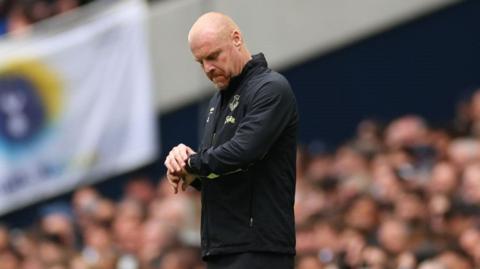 Sean Dyche, Manager of Everton checks his watch during the Premier League match between Tottenham Hotspur FC and Everton FC at Tottenham Hotspur Stadium on August 24, 2024 