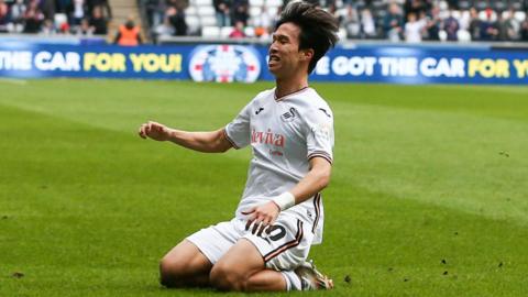 Eom Ji-Sung celebrates