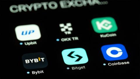 Bitget crypto exchange app and other cryptocurrency exchange apps on smartphone