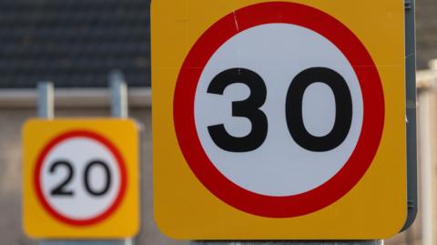 Arwyddion 20 a 30mya