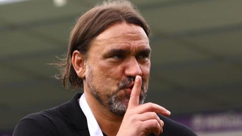 Daniel Farke shushes