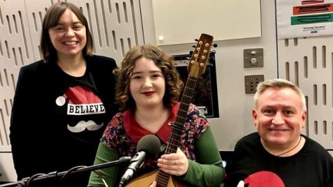 Kate Monoghan, Tilly Moses with her mandolin and Simon Minty