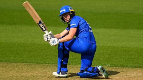 Heather Knight batting