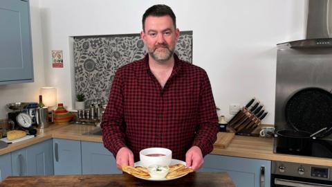 Ruaraidh Rothach le bobhla borsht