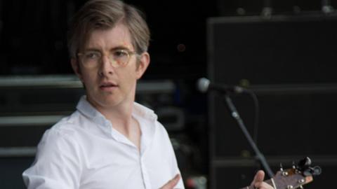 Gareth Malone playing a guitar