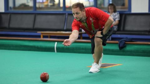 Steffan James yn paratoi ar gyfer y bowls yng Ngemau'r Gymanwlad 2026.