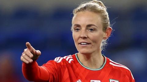 Sophie Ingle issues instructions to her Wales team-mates