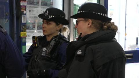 Police search a suspect in Finsbury Park 