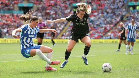 Lauren Hemp challenges for ball